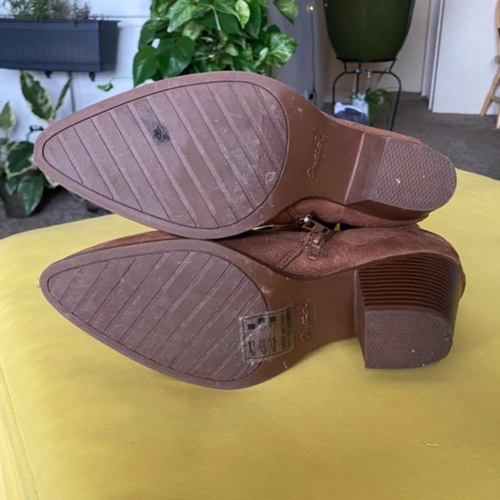 Qupid • Camel Stretched Booties • Size 8 - Picture 5 of 7